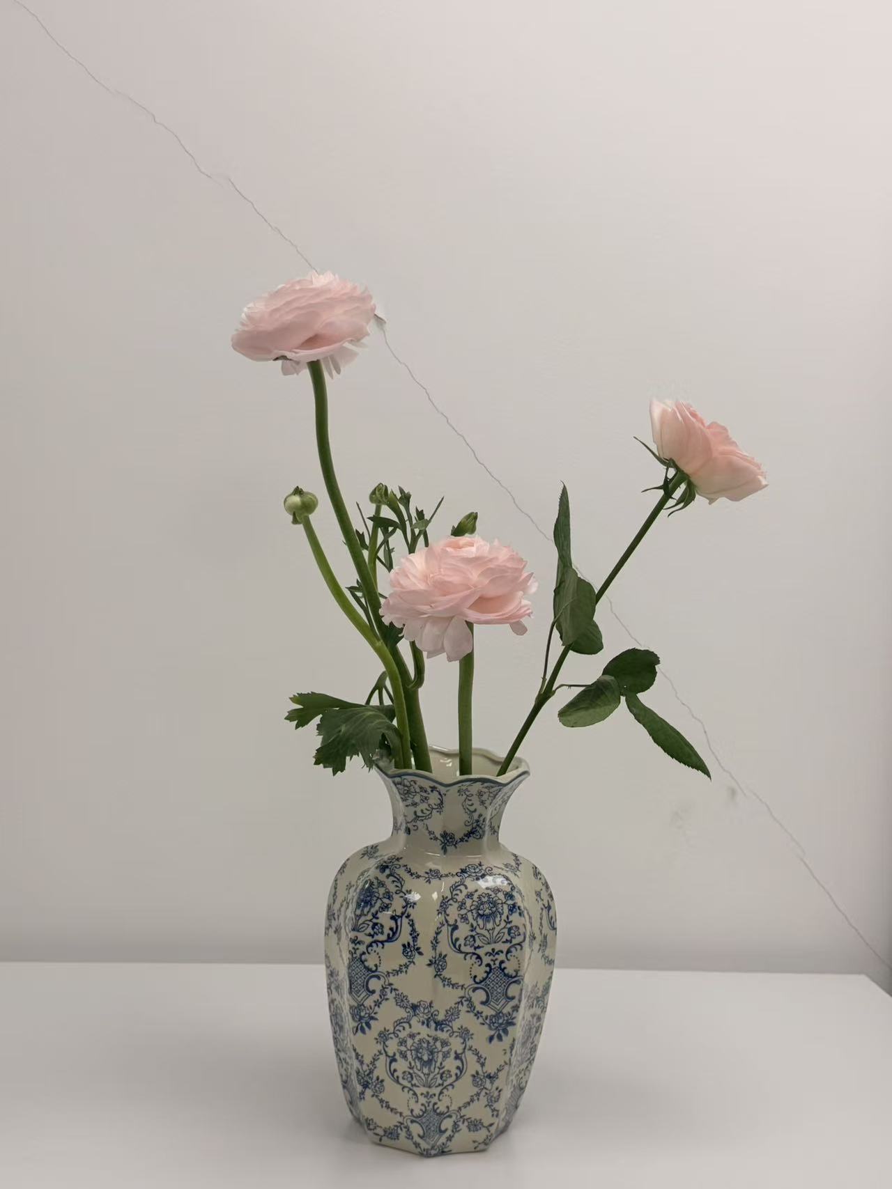 粉色花材在青花器皿中形成轻盈而舒展的层次
